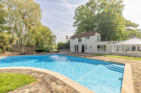 Riverside Gem, 2 Homes, Heated Pool, Hot Tub & Sauna
